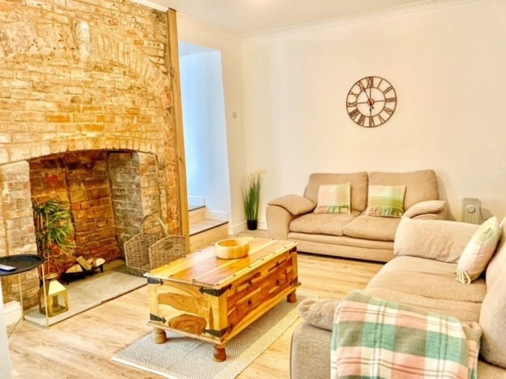 Stunning Renovated & Spacious 2 BR - 100m to Beach