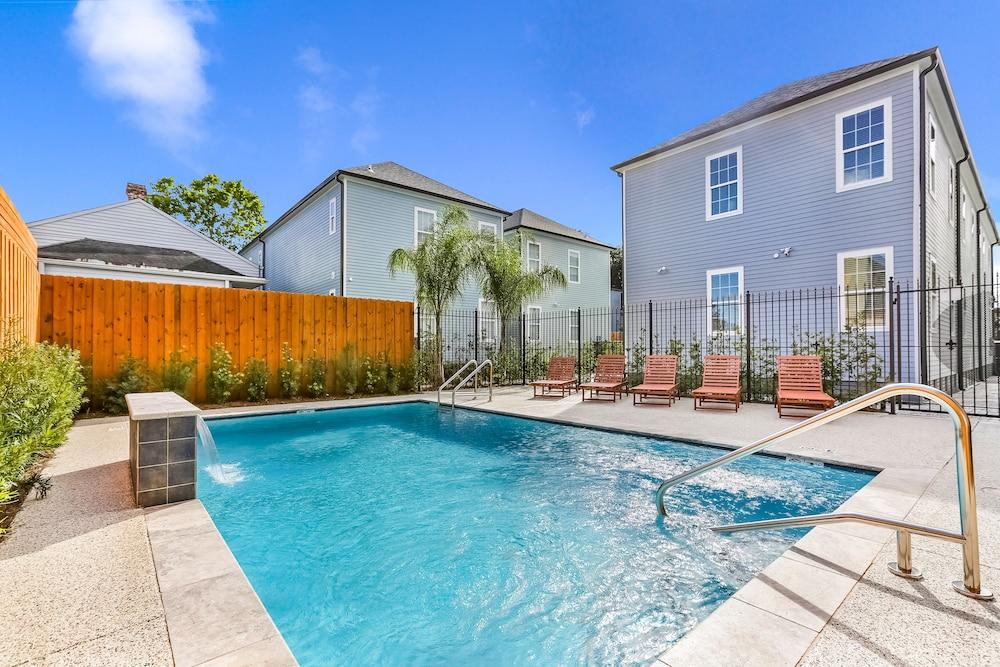 Modern 4 BR Condo with Balcony & Pool - Near FQ