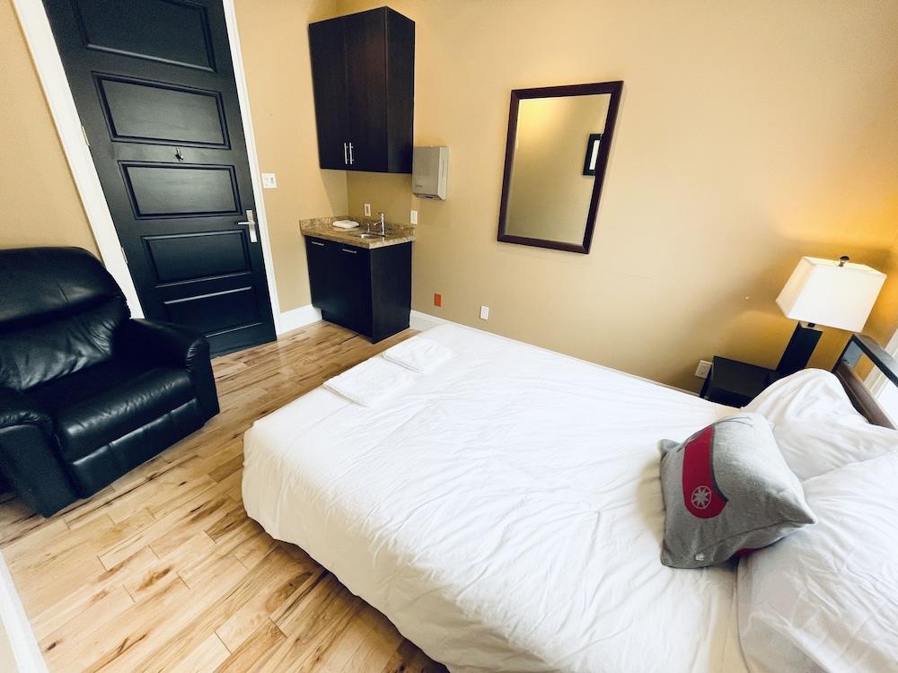 تشيك تو بد روم داون تاون كوندو غرفة