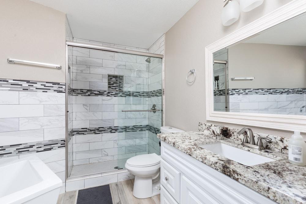The Diamond - Private Pool / Pet Friendly / 4BD Near Arena Bathroom