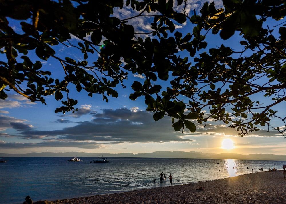 إتش كيه بيتش ريزورت