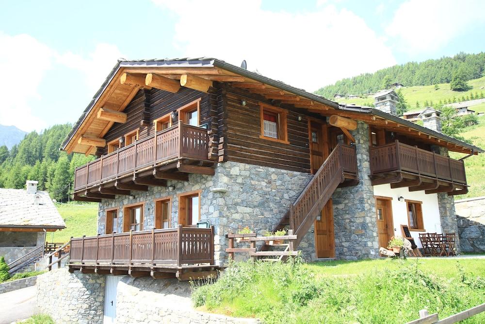 Residence Trompe-L'Oeil Exterior
