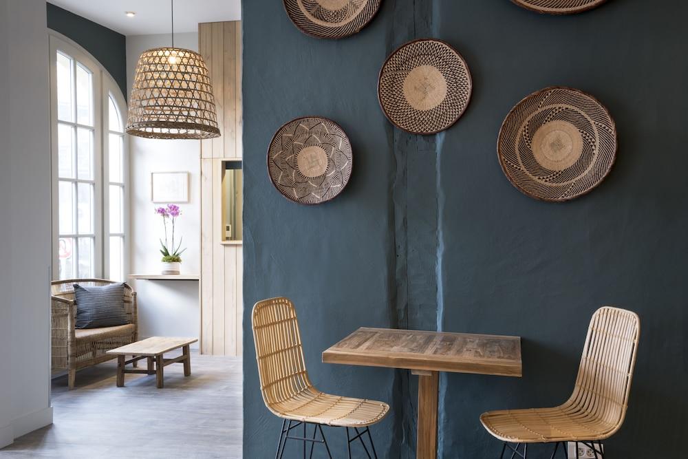 أوبيرج دو لا كومانديري الفندق من الداخل