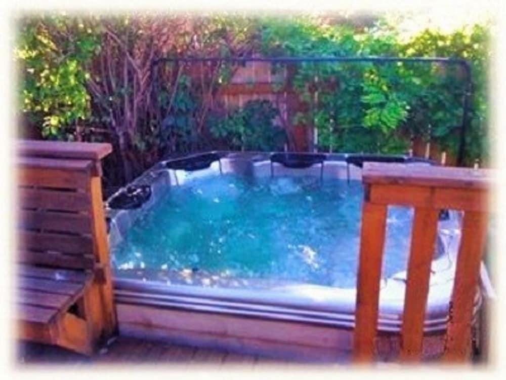 Downtown House with a Big Back Yard Outdoor Spa Tub
