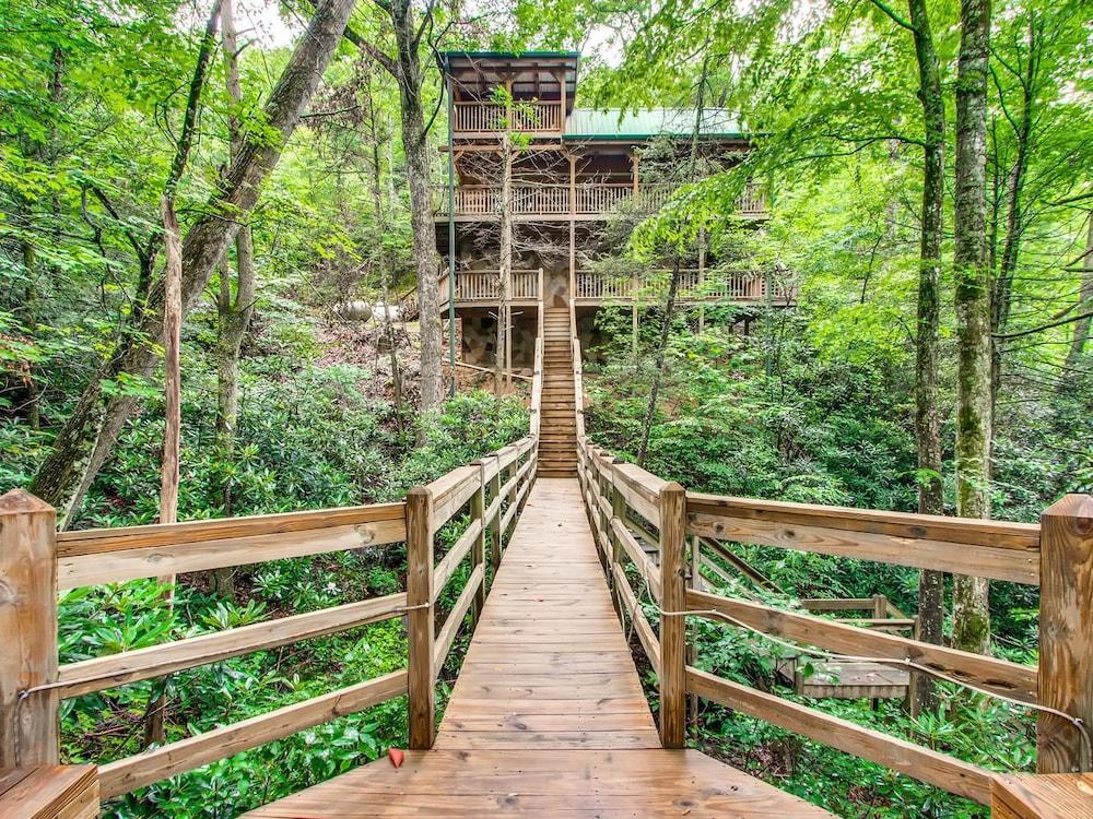 Creek Song 2 Bedroom Cabin by RedAwning