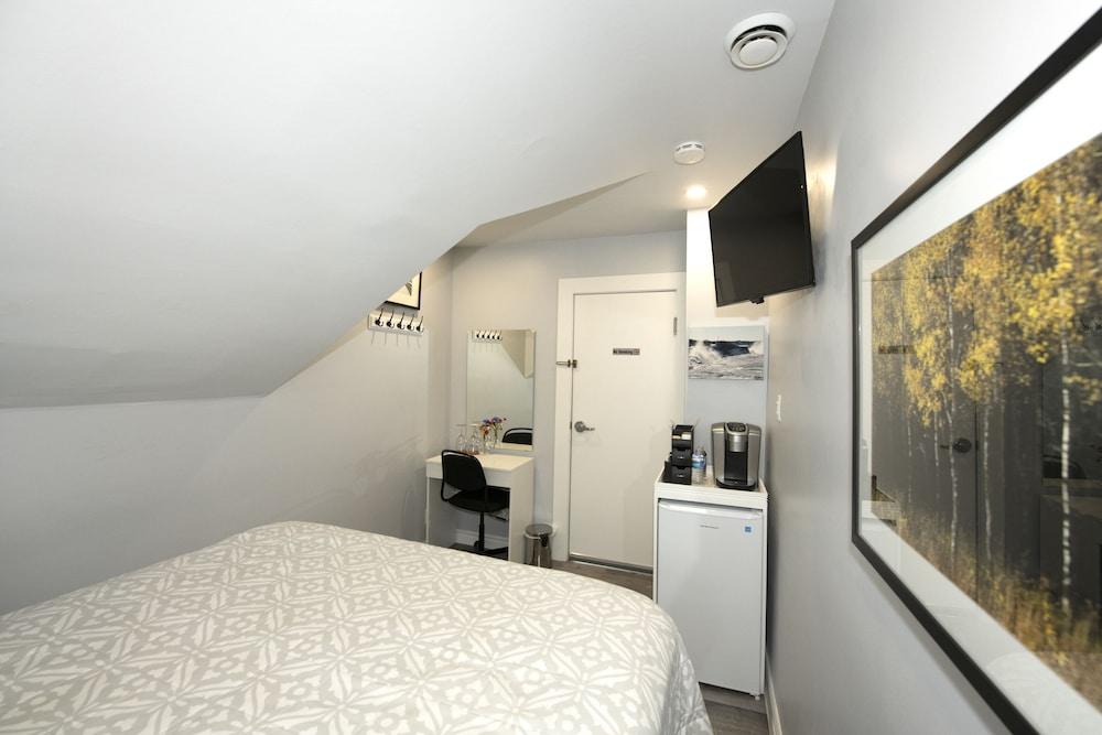 Serene Niagara Inn Room
