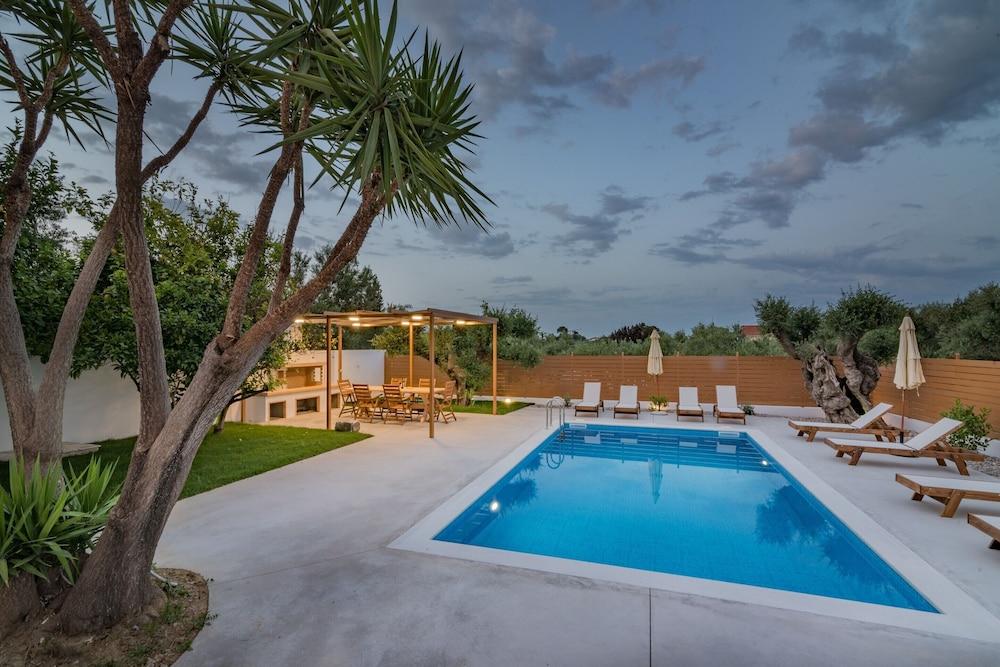Villa Status Exterior