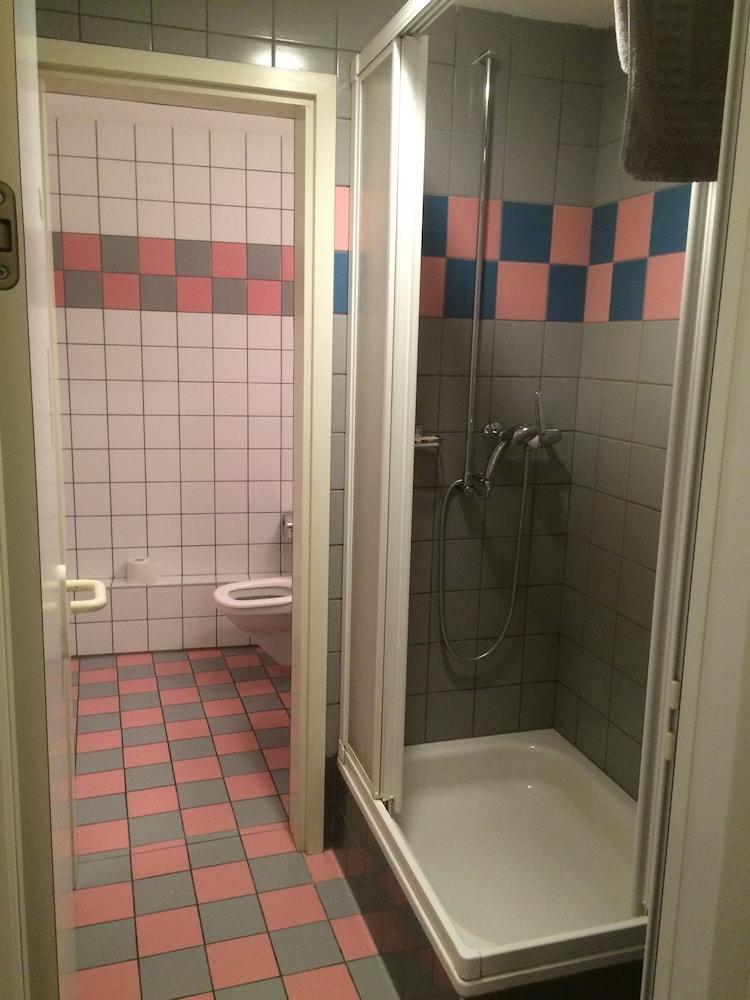 Piazza Collegiata Bellinzona Bathroom