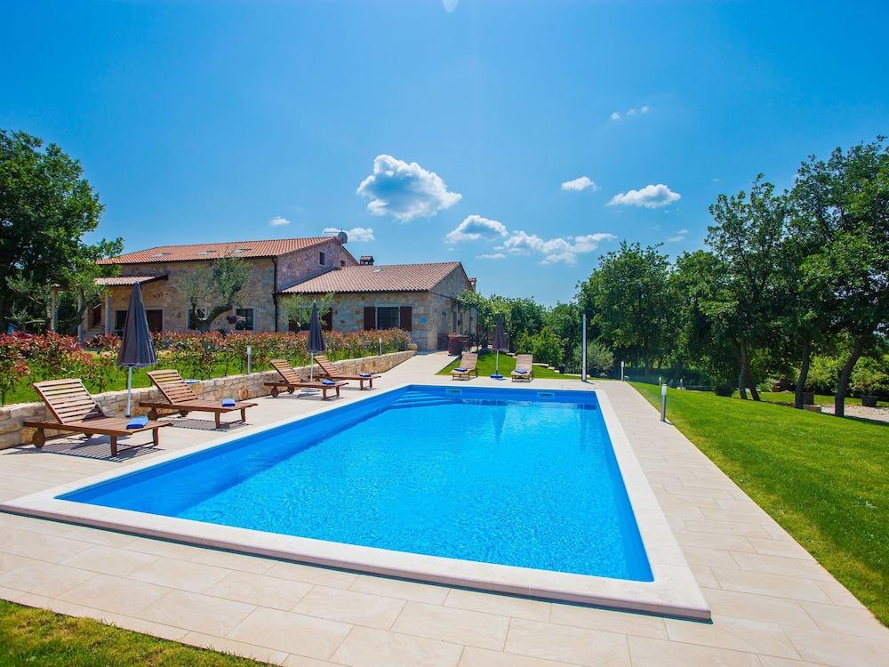 أبارتمنت ويذ روستيك ديتيلس آند كومون بول نير ليم فجور