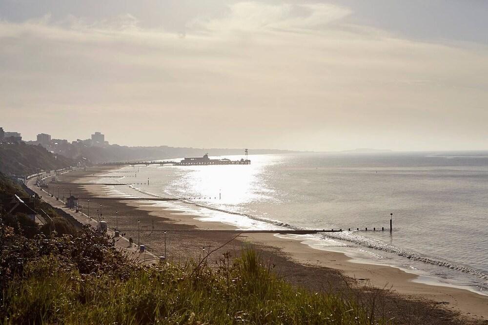 Chic Top Floor Apartment in the Heart of Westbourne Arcade Beach