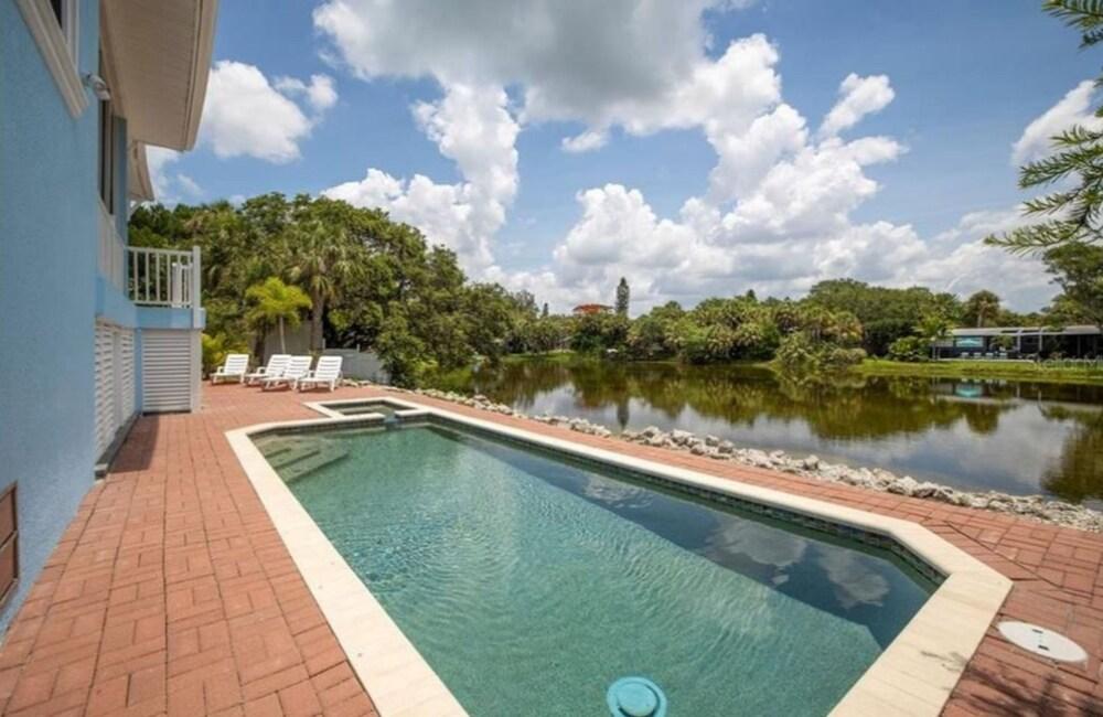 ليك نورما لاكشري ليفينج - كوروناس أزول زحليقة مائية