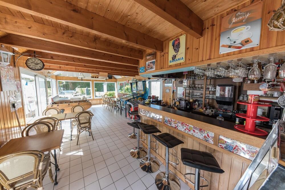 Camping Les Capucines Breakfast Area