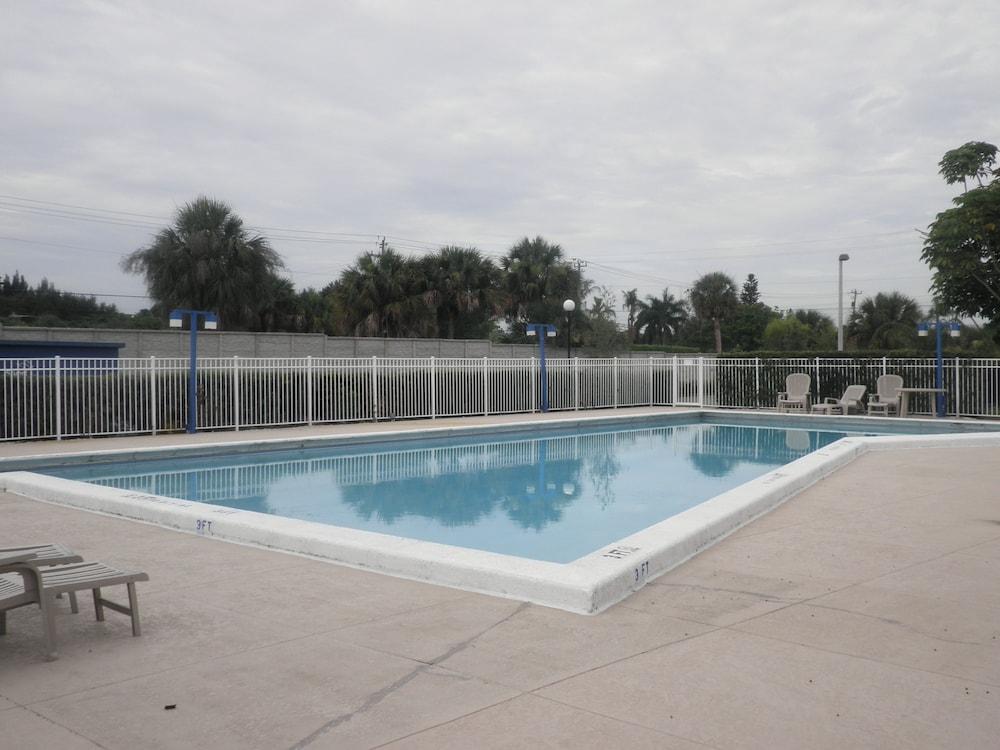 Quality Inn Downtown Stuart Outdoor Pool
