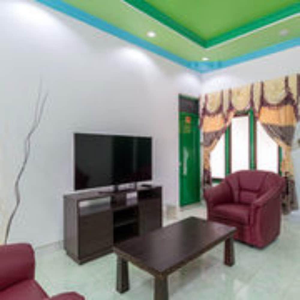 Feridhoo Inn Reception