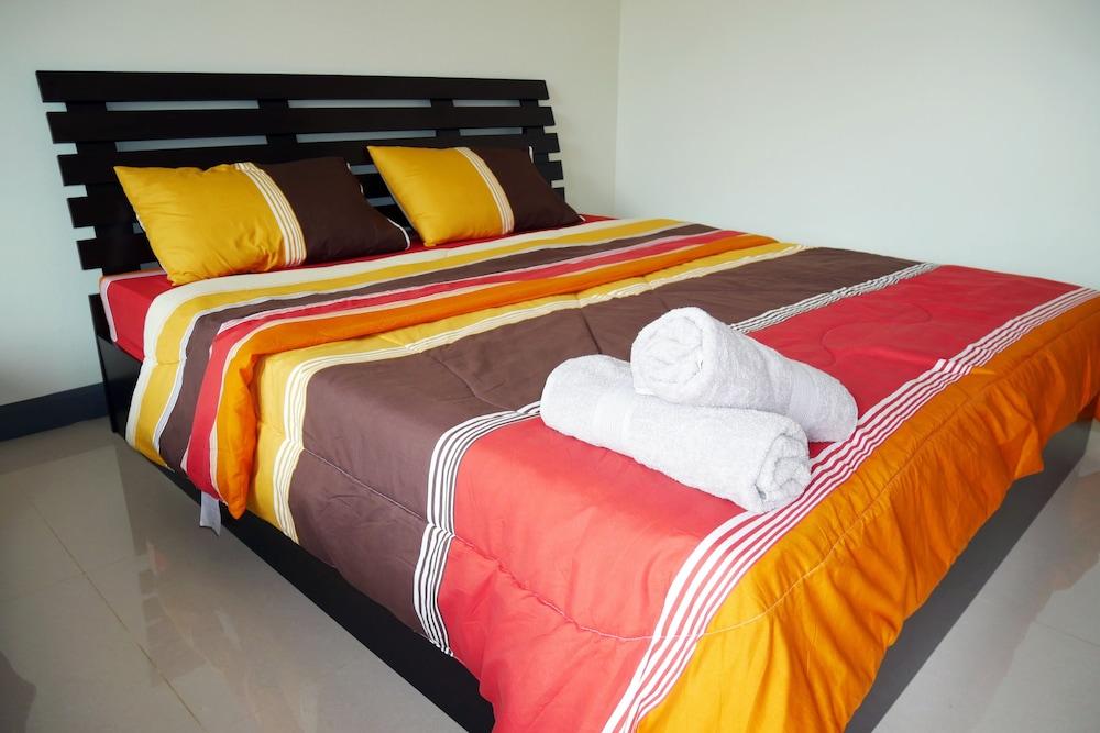 Bann Romyen Klang Dong Room