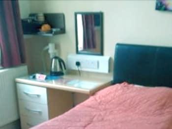 Adelphi Guestroom
