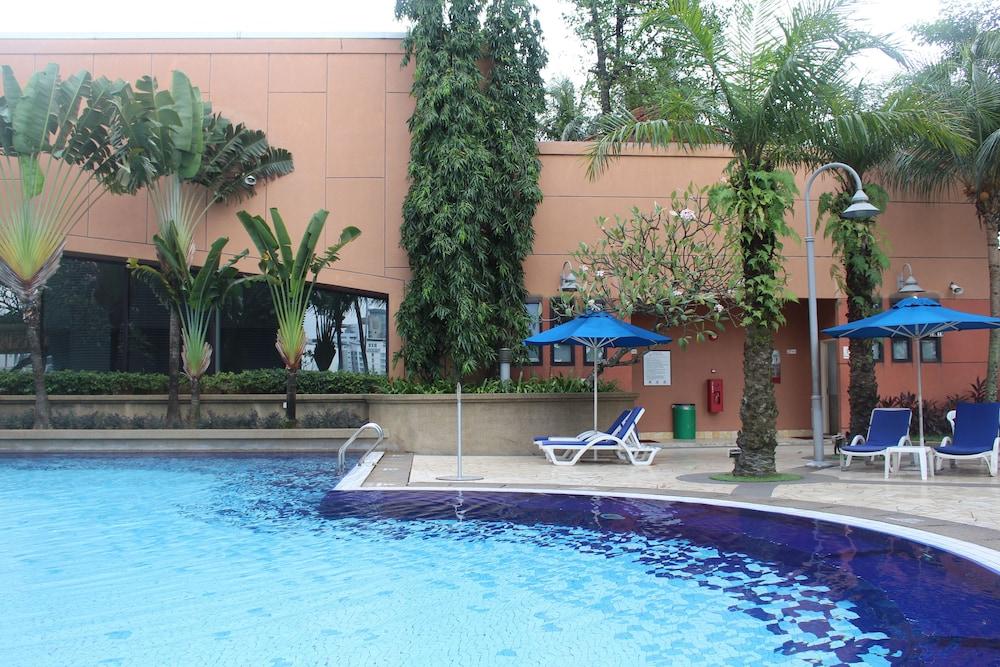 جراند سيرفيس سويت آت تايمز سكوير حمام سباحة مكشوف