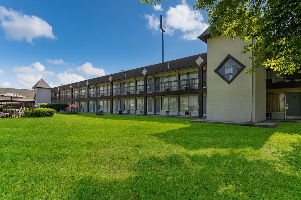 Quality Inn Exterior