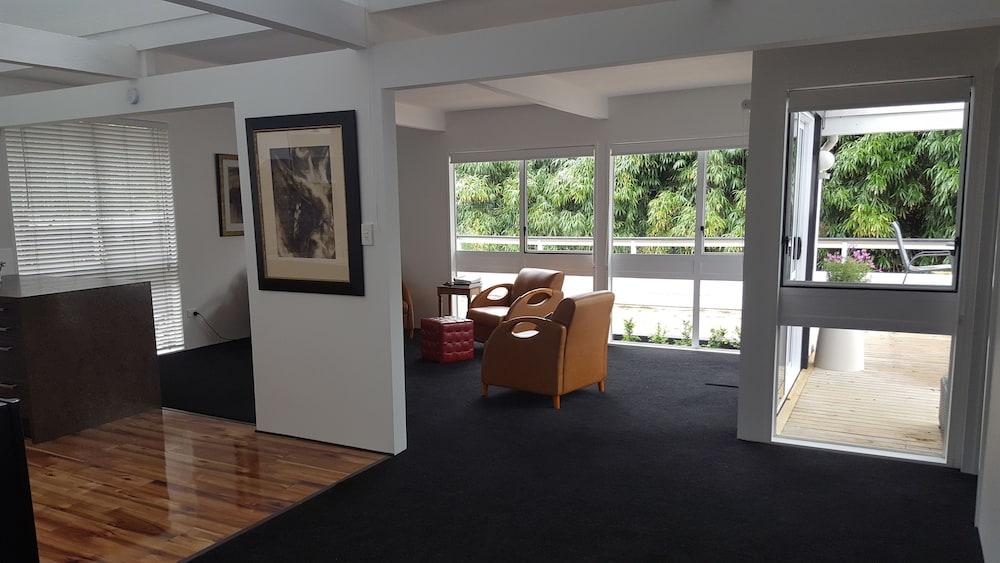 A bit of New York in Whanganui HOME STAY Interior Entrance