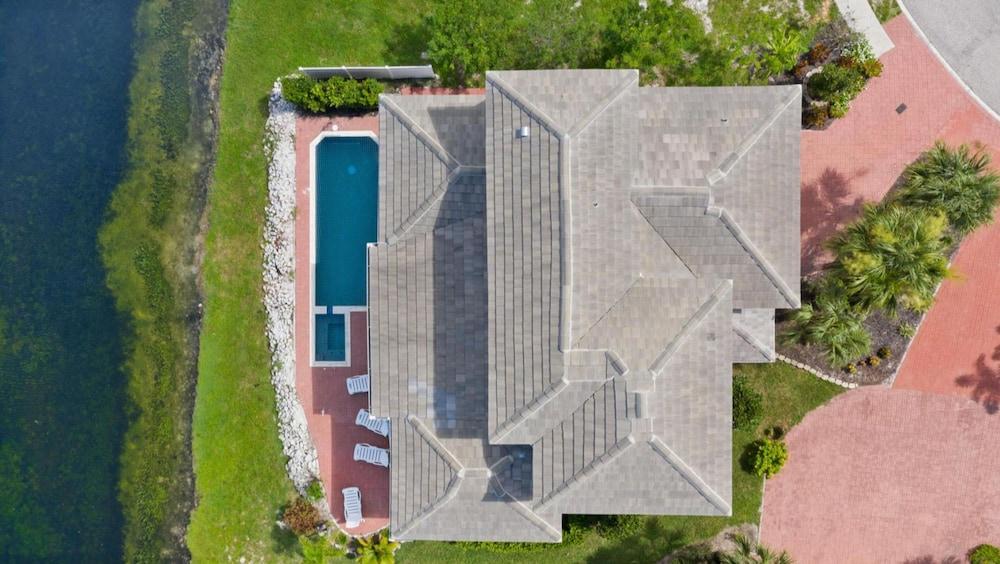 ليك نورما لاكشري ليفينج - كوروناس أزول منظر من الجو