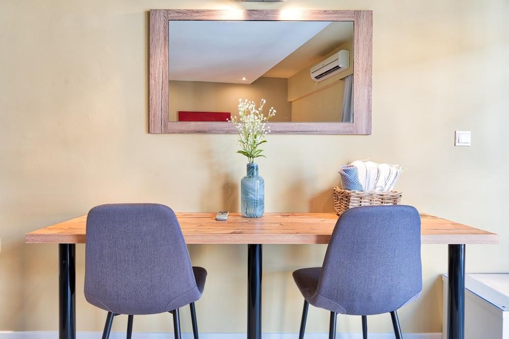 IQ Athens Way Apartments Room