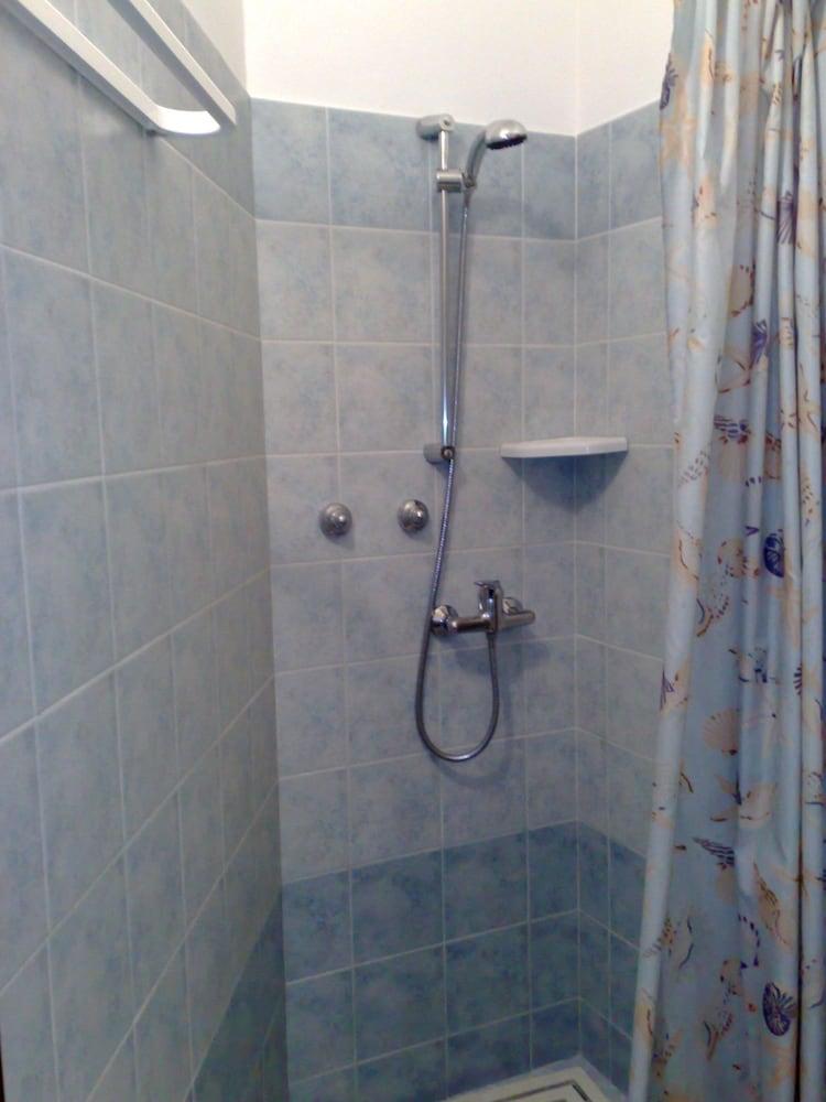 هوتل بيتينوم الدش داخل الحمام