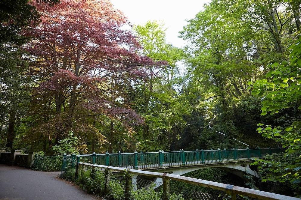 Chic Top Floor Apartment in the Heart of Westbourne Arcade Property Grounds