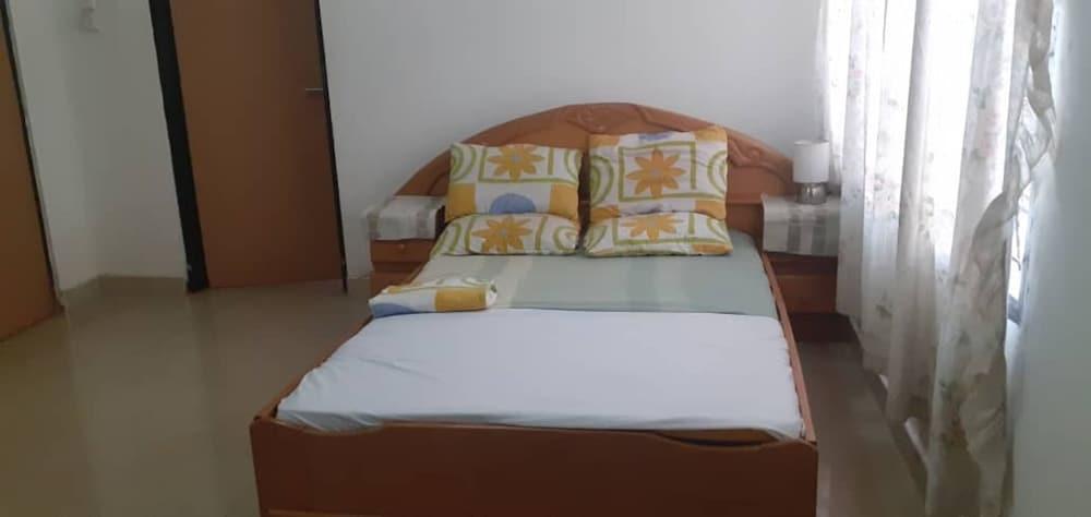 Sleeps8- Private Secure Parking- Garden- Aircon Room