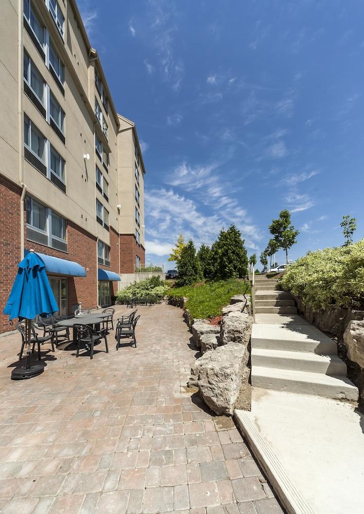 Monte Carlo Inn Vaughan Suites Property Grounds
