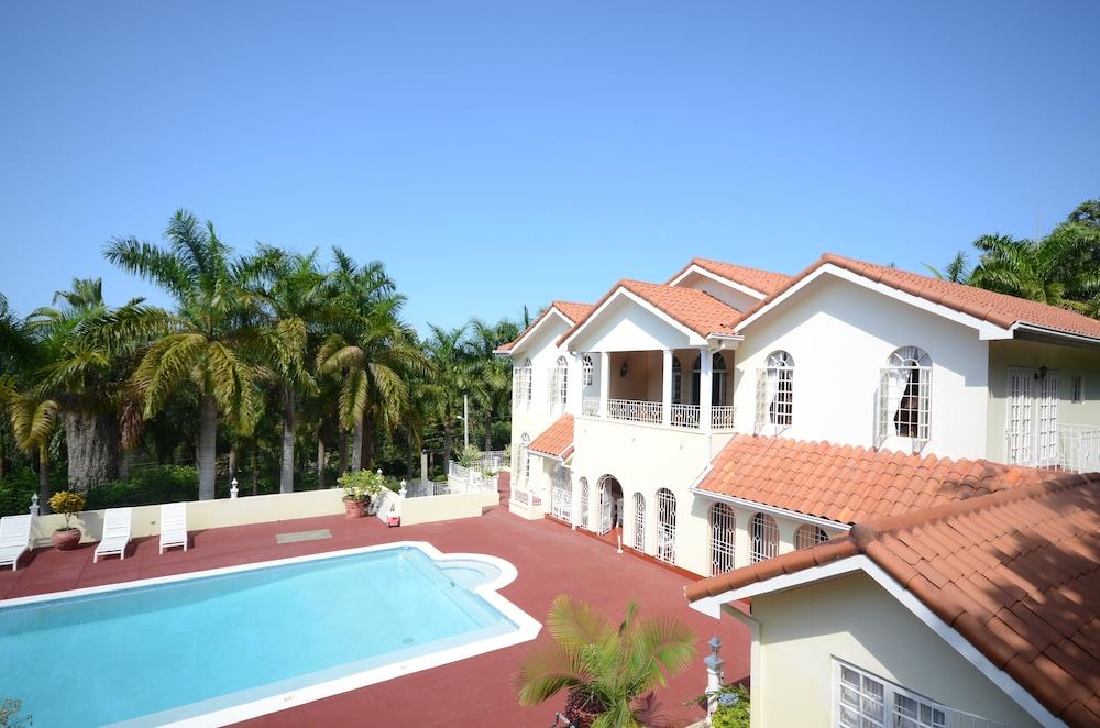 سمرهيل، 8 بد رومز باي جامايكان تريجرز