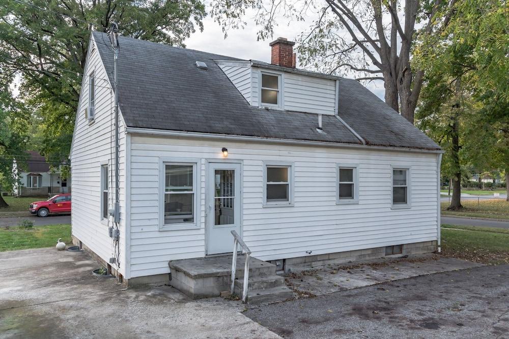 Charming Cape Cod Home - Just 15 Min From Downtown! 4 Bedroom Home by Redawning المنطقة الخارجية