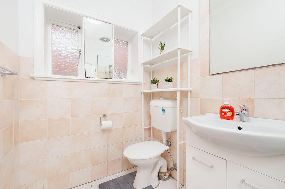 Newly Renovated Apt Close to CBD Unit 1 Bathroom