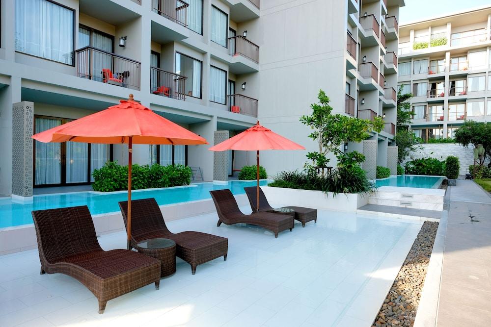 براود فوكيت حمام سباحة مكشوف