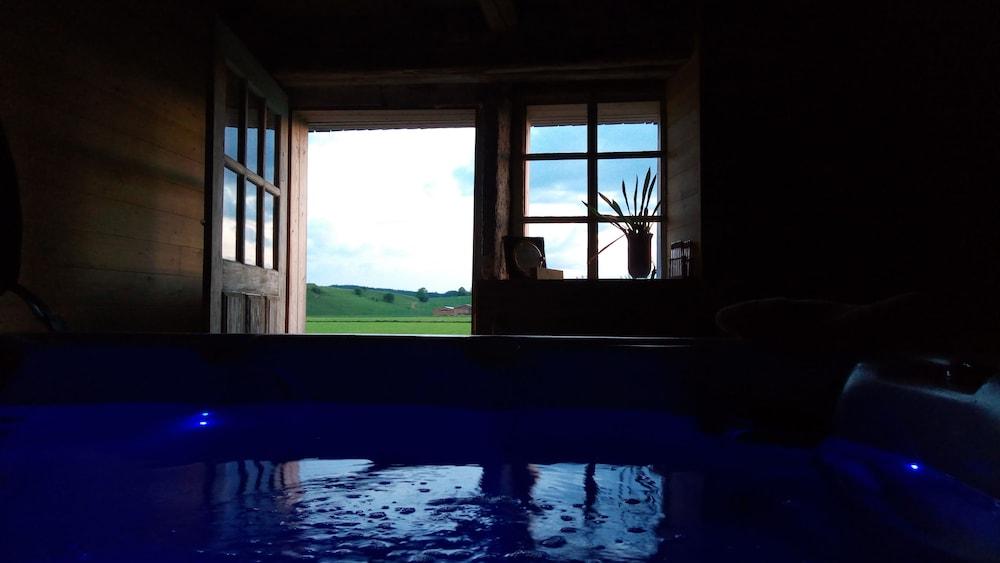 Gite de Groupe La Fée Verte Indoor Spa Tub