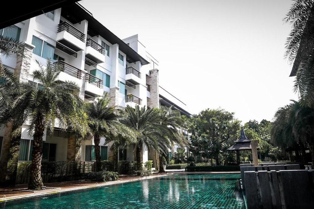 Karabuning Resort and Residence Outdoor Pool