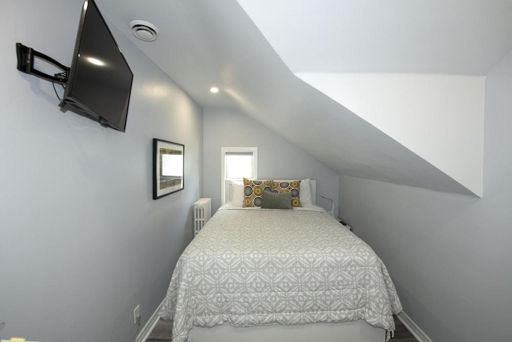 Serene Niagara Inn Room