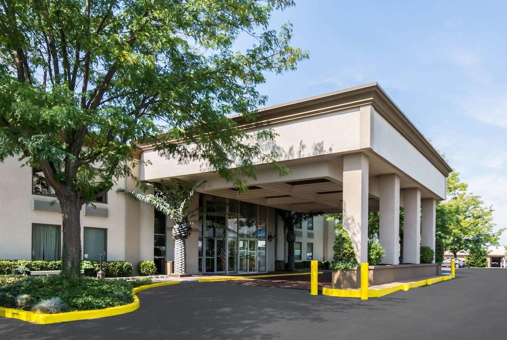 The Plaza Inn & Suites