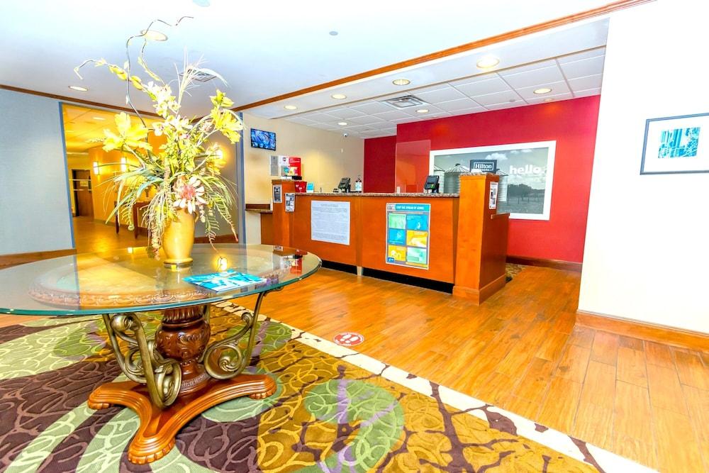 هامبتون إن آند سويتس كوليدج ستاشين منطقة الاستقبال