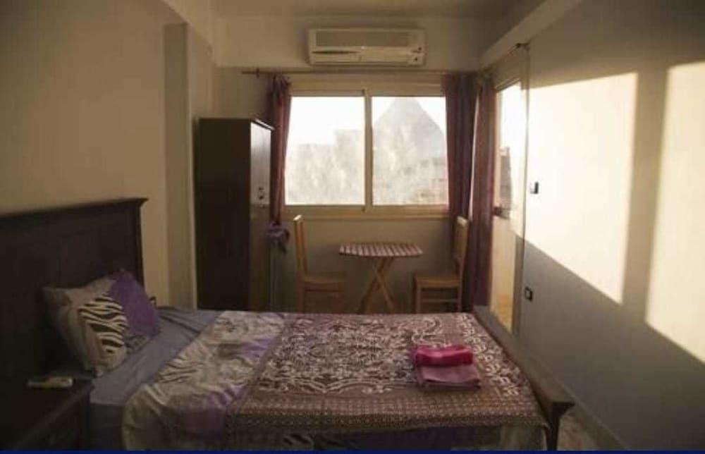 Al-Fayed Pyramids Inn Room