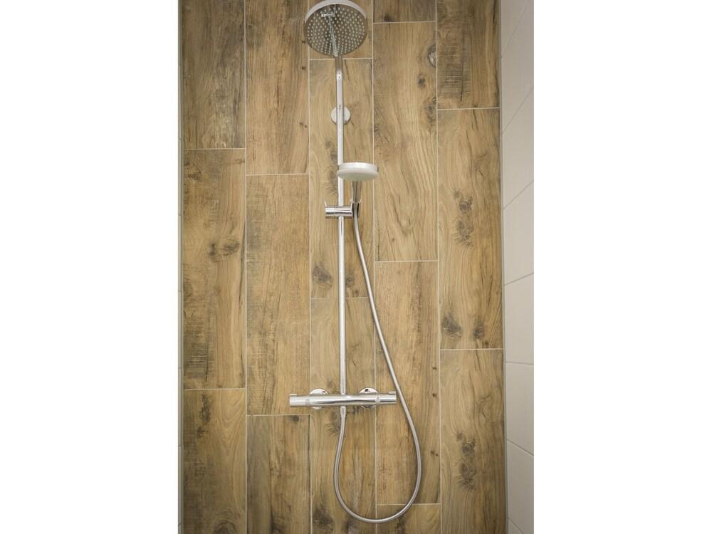 Apartment in Tasteful Farmhouse in De Cocksdorp, on the Wadden Island of Texel Bathroom