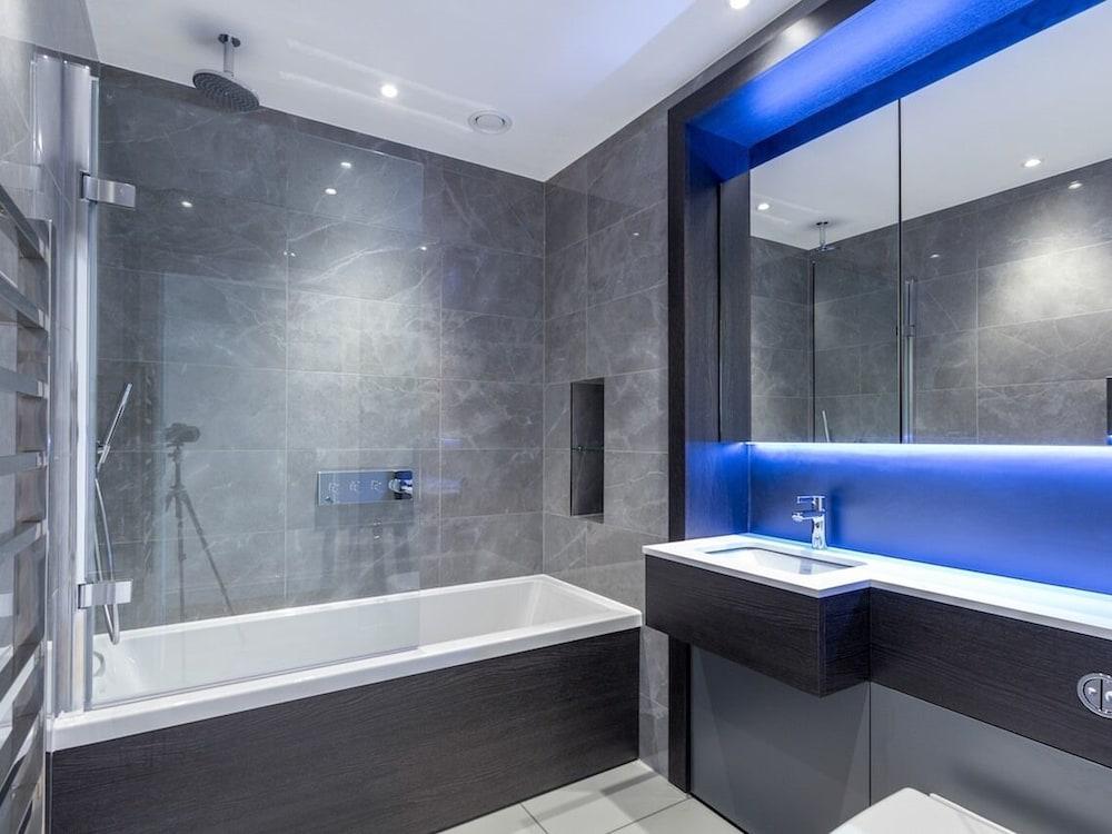 2 Bed Property Close to Heathrow Airport Bathroom