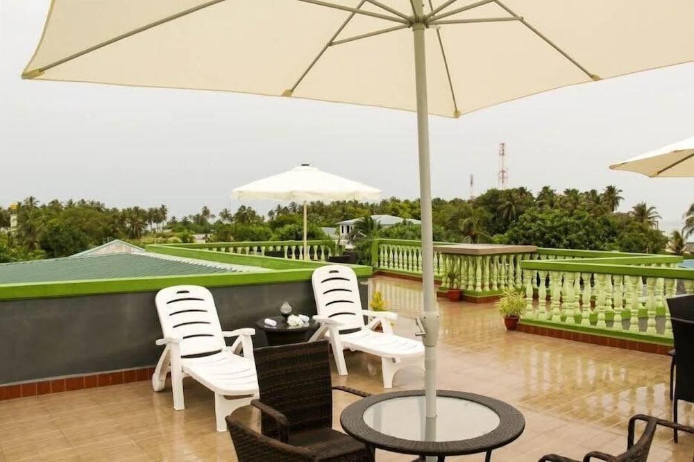 Guraidhoo Palm Inn Sundeck