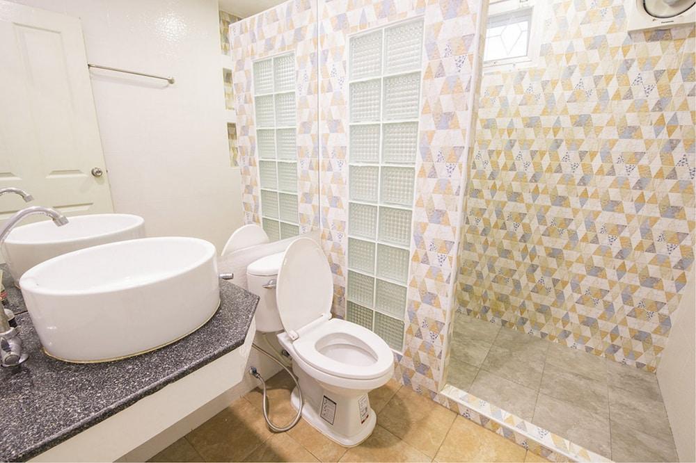 Baan Jing Jai HuaHin Pool Villa Bathroom