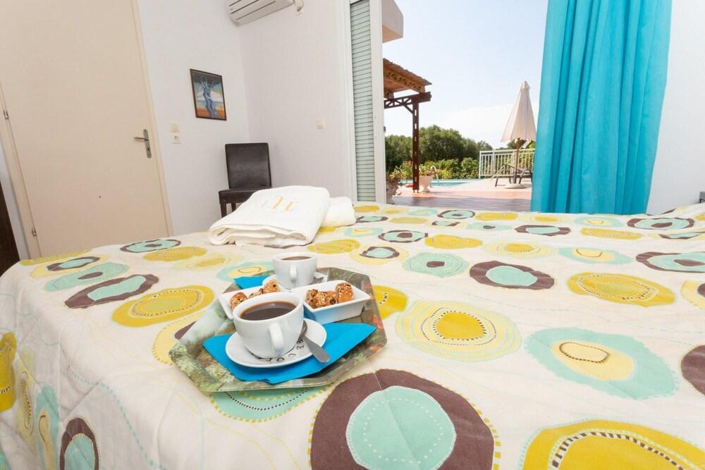 Villa Peach Large Private Pool Walk to Beach Sea Views A C Wifi Car Not Required - 2181 Room