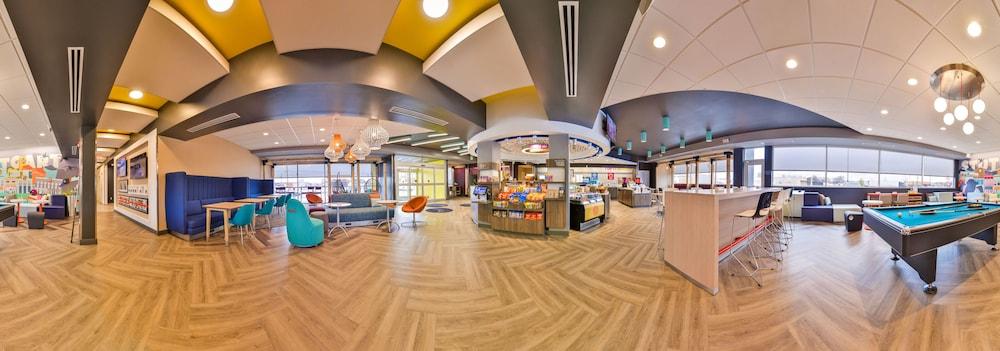 Tru by Hilton Stuttgart, AR Lobby