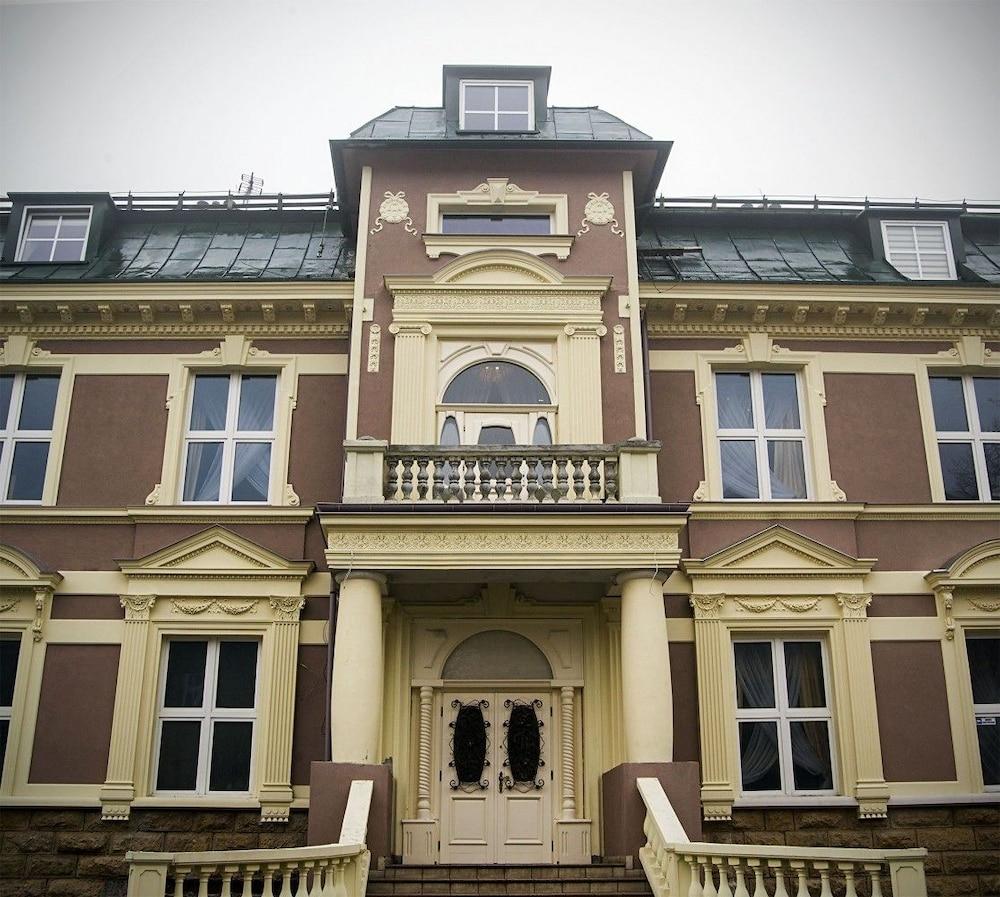 Pałac Dąbrowa Górnicza Exterior