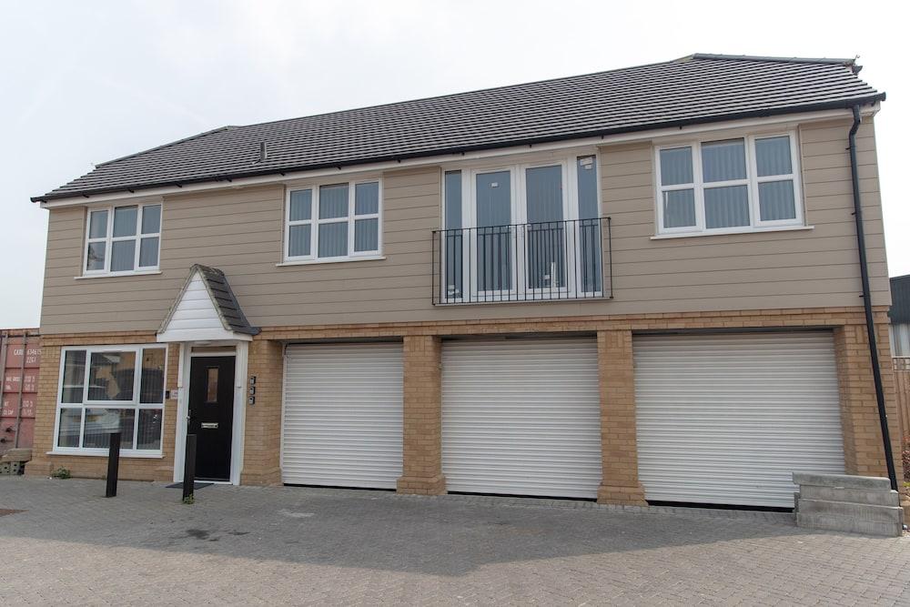 ذا كوتش هاوس باي ريس بروبرتي