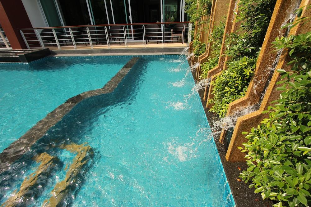 ألماي راواي بيتش ريزيدنس مسقط ماء بحمام السباحة