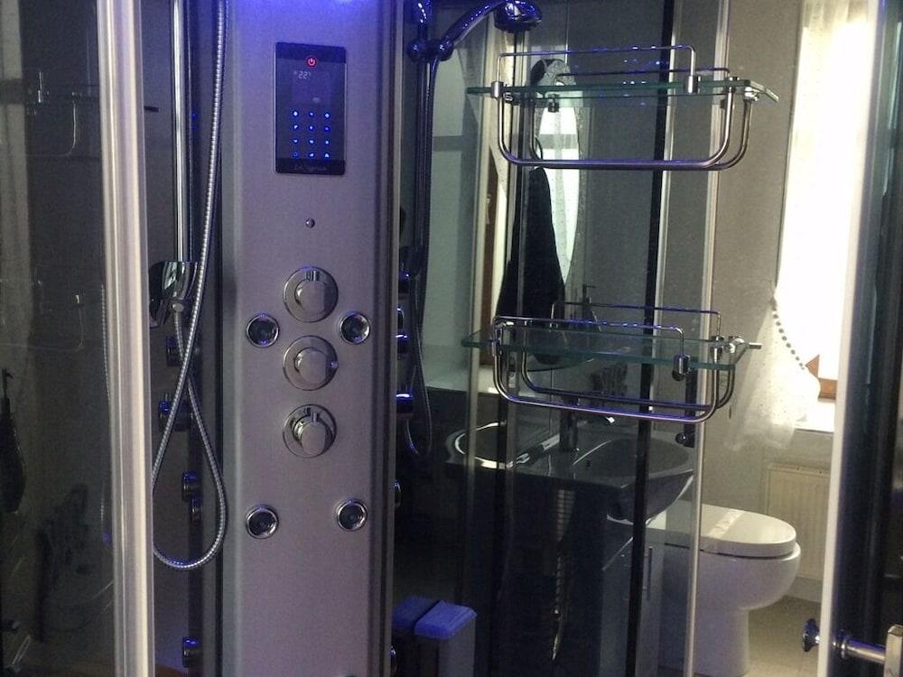 ثورن بانك هاوس أخرى