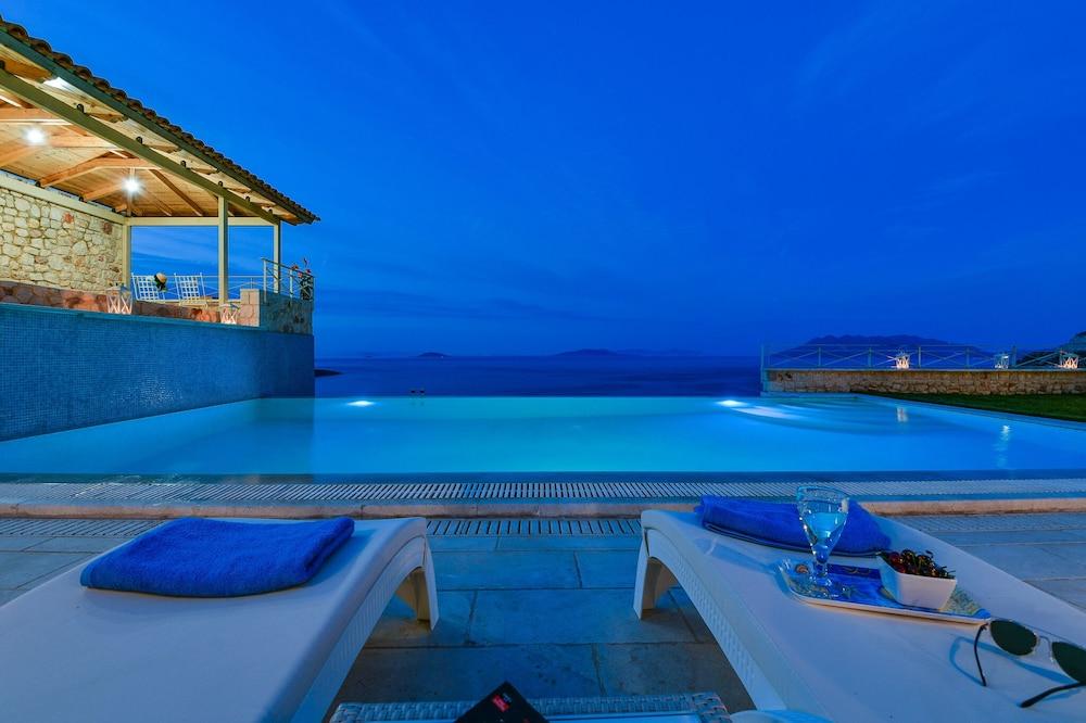 Villa with Striking views over the infinity Pool Exterior detail